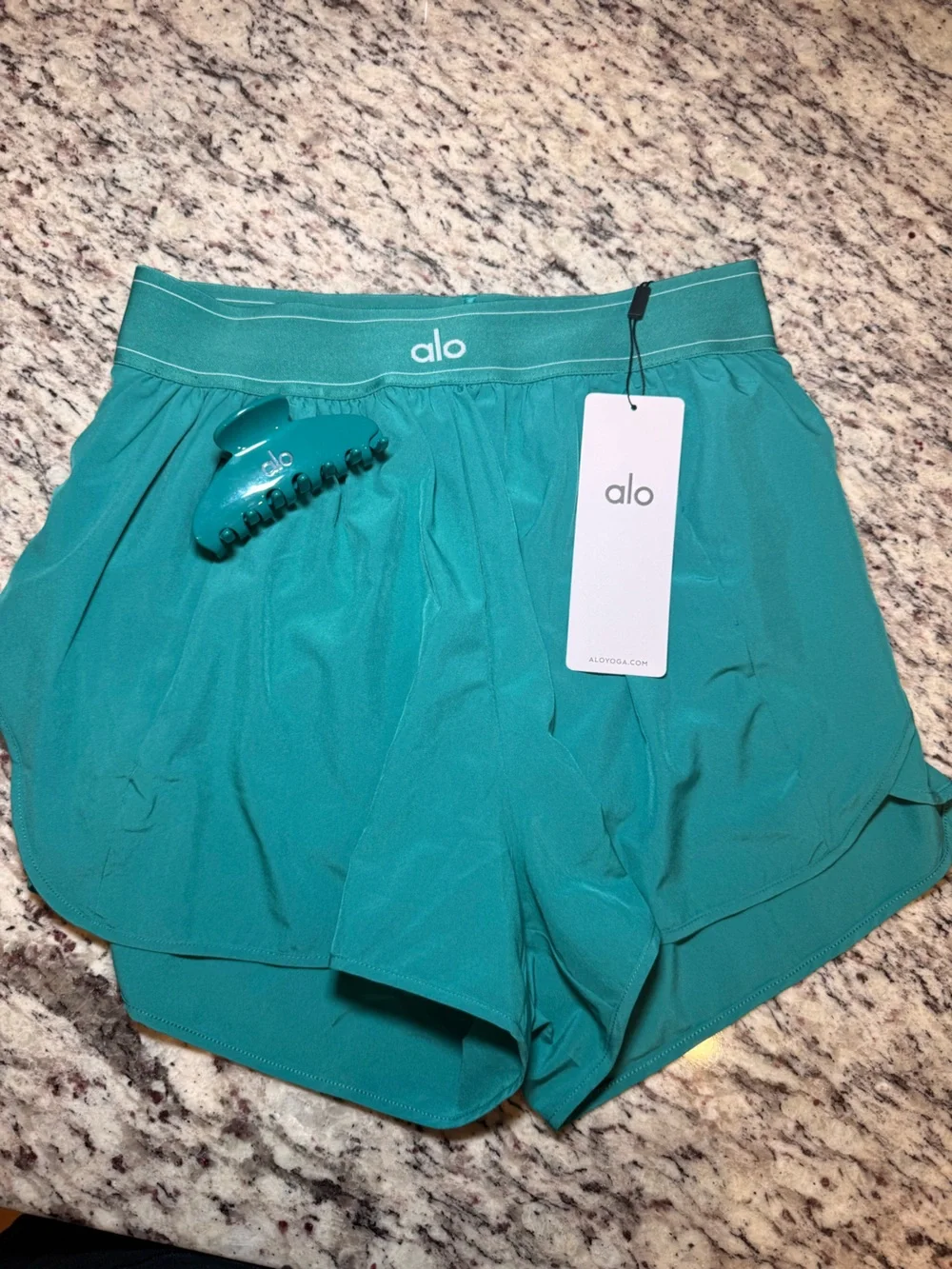Alo Shorts + Clip in Emerald Isle Match Point Short 90s Claw Clip